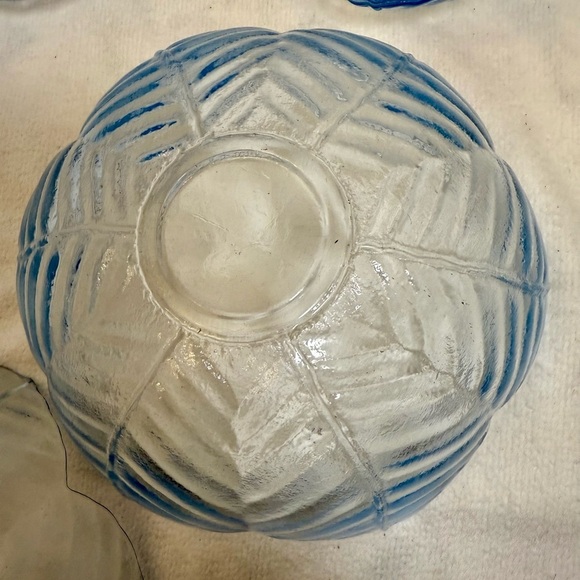 4/Collectible Cobalt Blue Petal/Leaf Pressed Glass Scalloped Serving Bowl - Picture 4 of 7